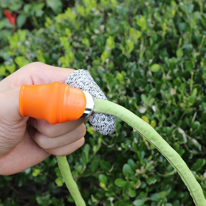 Thumb Pruner with Protective Sheath for Precise Pruning